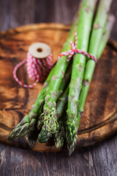 Frischer grüner Spargel — Stockfoto