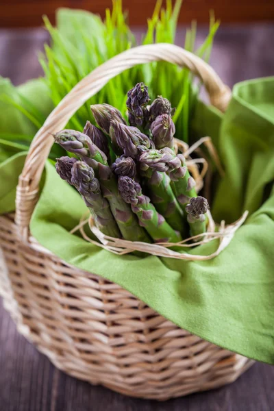 Frischer grüner Spargel — Stockfoto