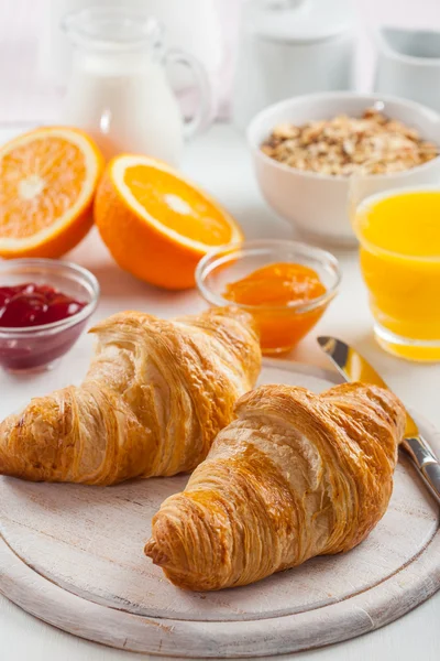 Snídaně s lahodnou francouzské croissanty — Stock fotografie