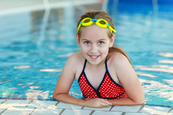 Girl with goggles in swimming pool — Stock Photo, Image