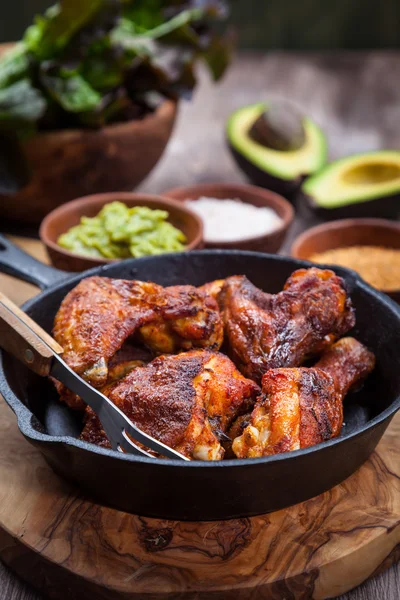 Jambes et ailes de poulet grillées au guacamole — Photo