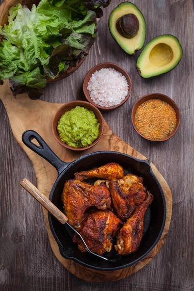 Pernas de frango grelhadas e asas com guacamole — Fotografia de Stock