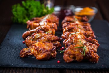 Baharatlı ve otlu tavuk kanadı