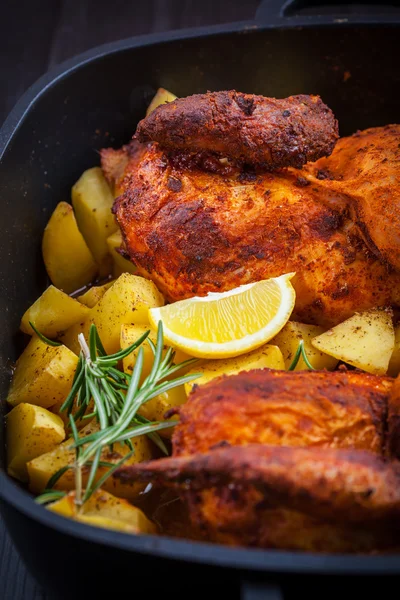 Viande de porc cuite au four avec pommes de terre — Photo