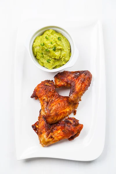 아보카도 소스와 닭 날개 구이 — 스톡 사진
