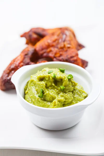 Grilled chicken wings with guacamole — Stock Photo, Image