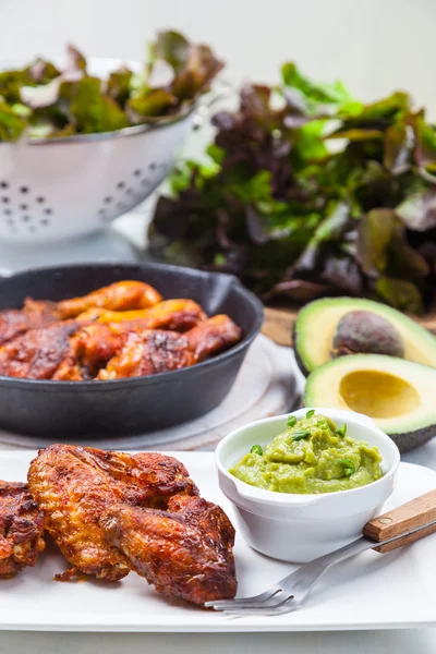 Grilled chicken legs and wings with guacamole — Stock Photo, Image