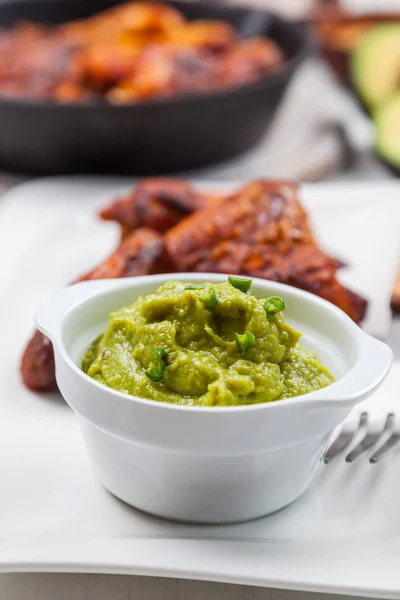 Sült csirke láb és a szárnyak, guacamole — Stock Fotó