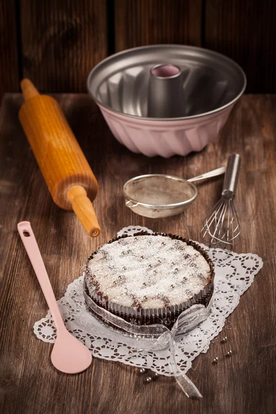 食器を焼くと白とチョコレートのクリスマス ケーキ — ストック写真