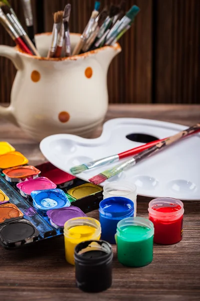 カラー、水彩絵の具やブラシ — ストック写真