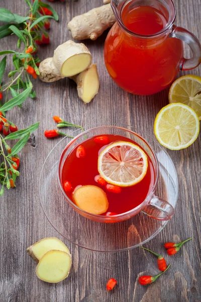 Чай со свежими ягодами годжи и имбирем — стоковое фото