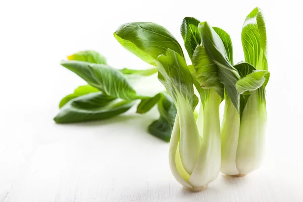 Pak choi na mesa de madeira — Fotografia de Stock