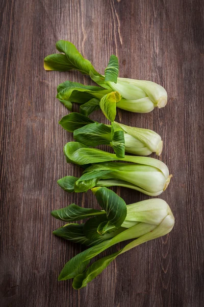 Pak choi σε ξύλινο τραπέζι — Φωτογραφία Αρχείου