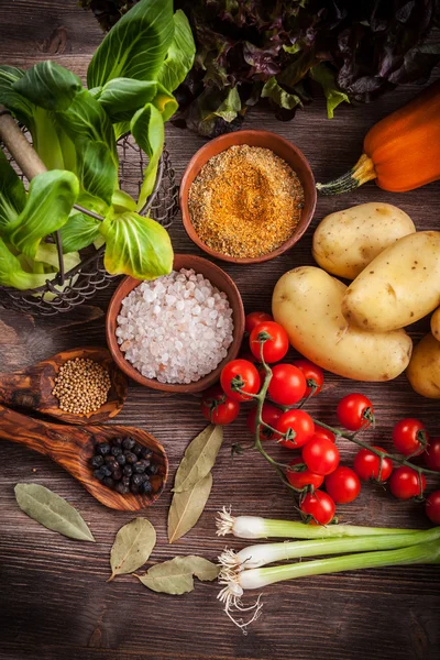 Rohes Gemüse mit Gewürzen — Stockfoto