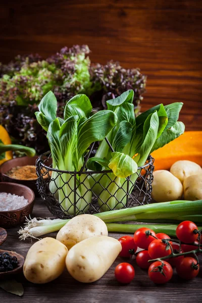 Råa grönsaker med kryddor — Stockfoto
