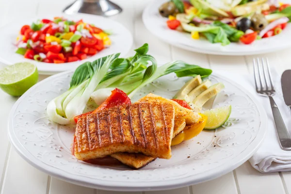 Queso a la parrilla con ensalada salsa —  Fotos de Stock