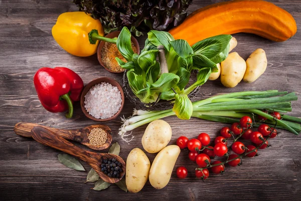 Rauwe groenten met kruiden — Stockfoto