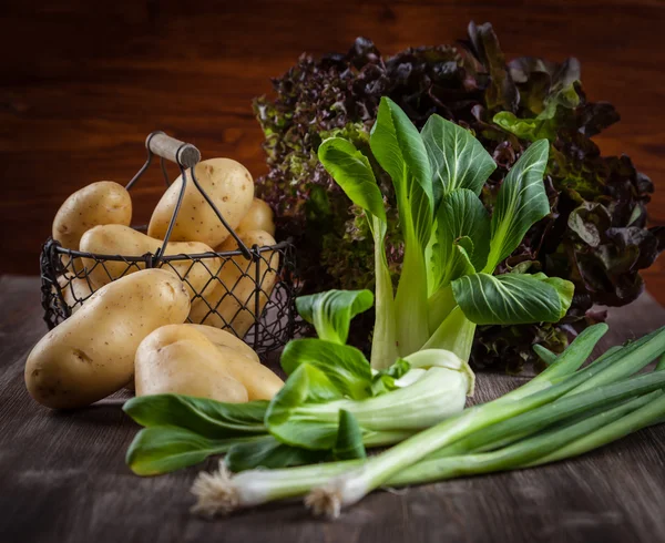 Rauwe groenten met kruiden — Stockfoto