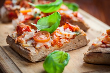 Pizza ekmek aparat çekin