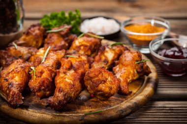 Barbekü tavuk kanadı baharat ve daldırma ile
