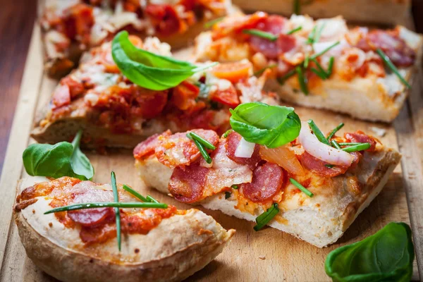 Trek aparat pizza brood — Stockfoto