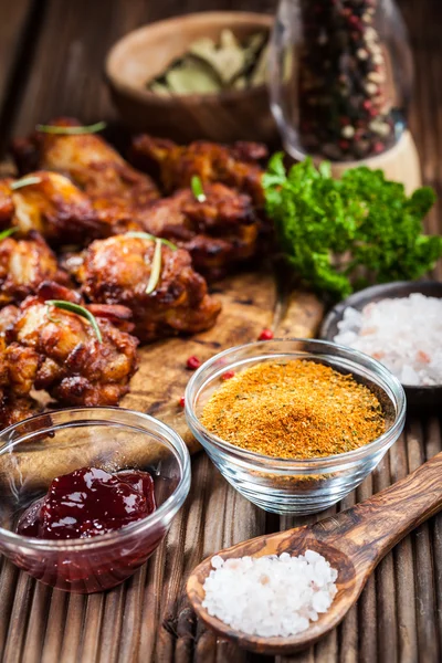 Asas de frango churrasco com especiarias e molho — Fotografia de Stock