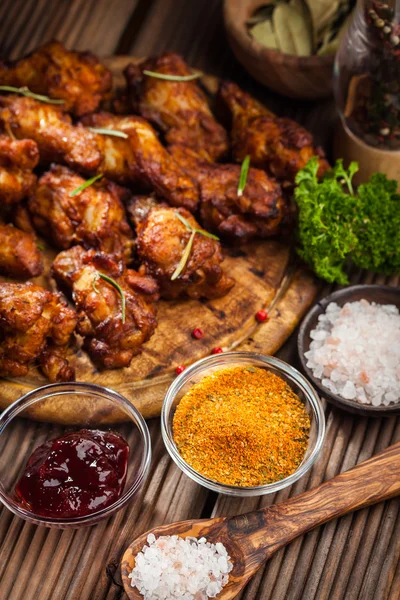 Asas de frango churrasco com especiarias e molho — Fotografia de Stock