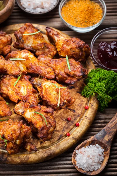 Asas de frango churrasco com especiarias e molho — Fotografia de Stock