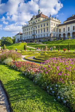 Ludwisgburg 'daki barok şatosu halka açık bahçesi ve parkı olan, Almanya