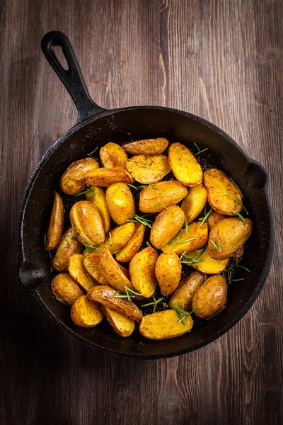 Rustic baked potatoes with herbs — Zdjęcie stockowe