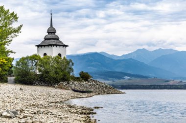 Liptovska Mara Gölü - kuzey Slovakya 'da bulunan eski küçük şapeli, büyük barajlı su deposu ve depolama enerji santrali. Su sporu ve eğlence faaliyetleri için kullanılır.