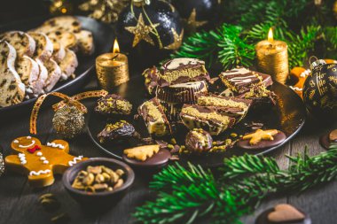 Fıstık kremalı ve Noel kurabiyeli Dubai çikolatalı pralinleri.