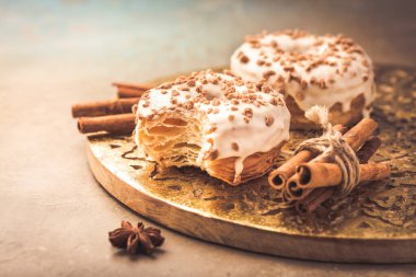 Tarçınlı çörekler, kruvasan ve çöreği birleştiren lezzetli pastalar.