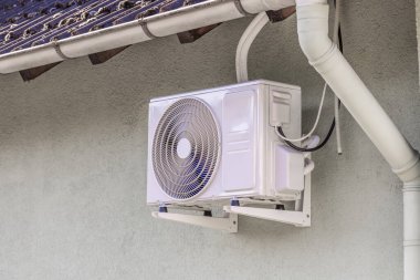 Tersine çevirme bölme sistemi, ısıtma ve soğutma pompası aile evinin çatısı altında kurulu