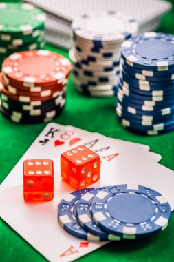 Masada yığınla fiş ve kart - poker konsepti