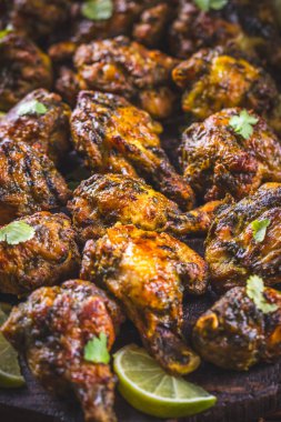 Baharatlı tavuk kanadı ve limonlu otlar.