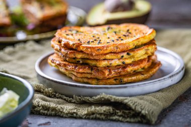 Glütensiz avokado düz ekmek, sebzeli ve krem peynirli, lezzetli avokado krepli.