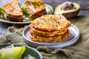 Glütensiz avokado düz ekmek, sebzeli ve krem peynirli, lezzetli avokado krepli.