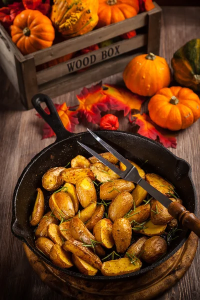 Rustik bakad potatis med örter och pumpor — Stockfoto
