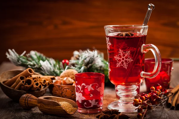 Golpe de vino caliente con ingredientes para Navidad — Foto de Stock