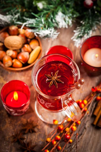 Punch au vin chaud avec des ingrédients pour Noël — Photo