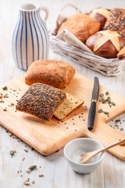 Düşük karbonhidratlı ekmekler, cevizli protein ekmeği ve tohumlar.