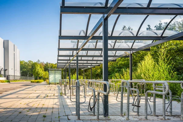 Otobüs durağında boş modern açık hava bisiklet parkı