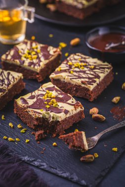Glütensiz ve şekersiz, fıstıklı browni, Dubai tarzı çikolatalı pasta.