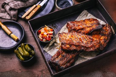 Kurutulmuş turşulu nefis kaburgalar.