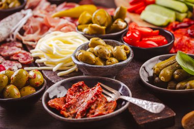 Etli ve peynirli aperatif tabağı, aperatifler ve sebzeler