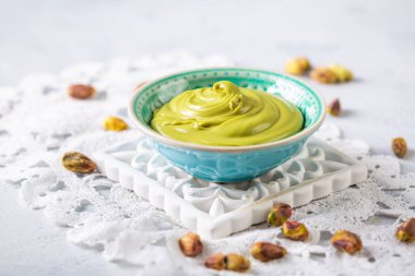 Fındıklı bir kasede fıstık kreması