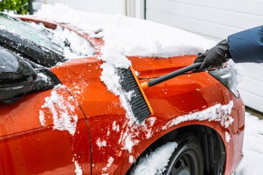 Araba sürmeden önce arabadan karı kaldırmak