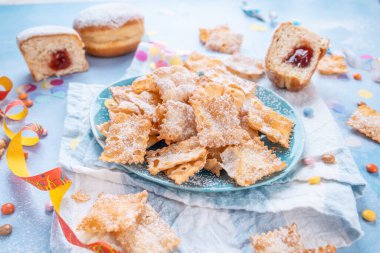 Konfeti, kurdele ve parti aksesuarlarıyla karnaval ve parti atıştırmalığı.