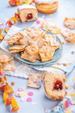 Konfeti, kurdele ve parti aksesuarlarıyla karnaval ve parti atıştırmalığı.